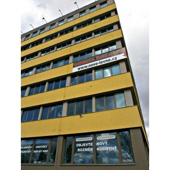 Žluto-šedá budova - roh ulice Průmyslová a Tiskařská